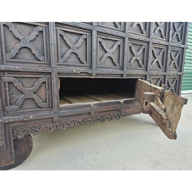 Monumental 19th Century India Iron Strapped Teakwood Damchiya Dowry Chest For Sale In Dallas - Image 6 of 12