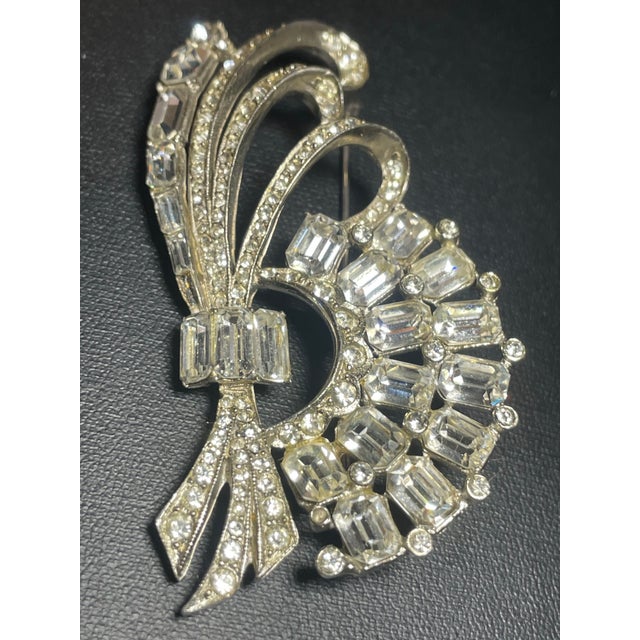 MCM Jewelry Attributed Style to Eisenberg Ice Rhodium-Plated Emerald-Cut Crystal Ribbon Fan Brooch For Sale In South Bend - Image 6 of 8
