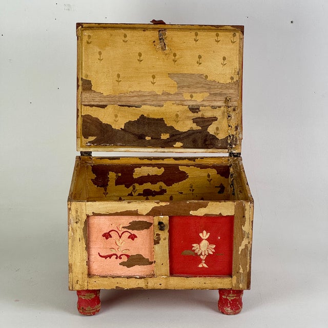 Early 20th Century Antique Primitive Folk Art Distressed Keepsake Box in Circus Like Color Motif & Floral Painting For Sale - Image 5 of 13