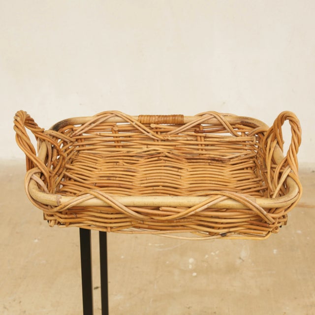 1950s Mid-Century Vintage Chunky Rectangular Wicker Bread Basket With Handles For Sale - Image 16 of 18
