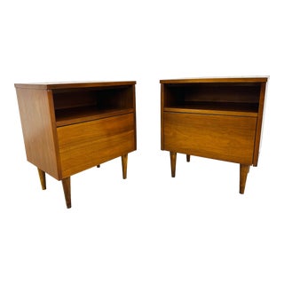 Mid-Century Modern Walnut Nightstands - Set of 2 For Sale