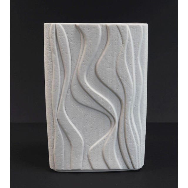 White Porcelain Vase Model 2086 with Matte Glaze Op Art Wave Relief Decor by Heinrich, 1960s For Sale - Image 4 of 11