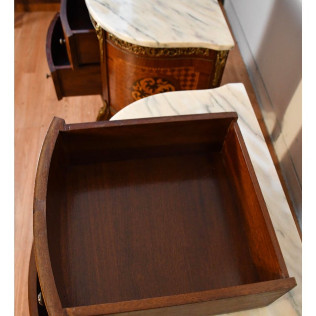 1930s Pair French Louis XV Walnut Satinwood Inlay & Marble Top Nightstands / Small Commodes For Sale - Image 16 of 18