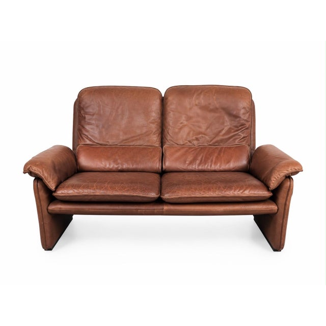 The de Sede DS-61 two-seater leather sofa is one of the iconic vintage design classics from the Swiss premium furniture...