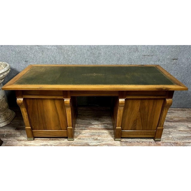 Mid-Empire Restoration Walnut Desk, 19th Century, in Good conditions. Designed before 1890