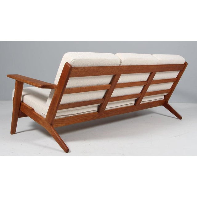 Model 290 Three-Seater Sofa in Oak and Boucle by Hans J. Wegner for Getama, 1970 For Sale - Image 6 of 11