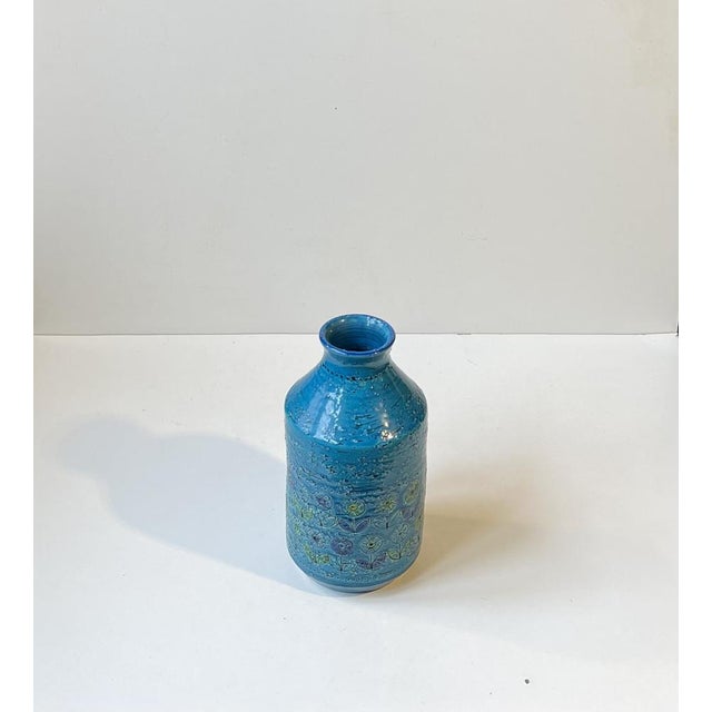 1960s Rimini-Blue Stoneware Vase with Sunflowers by Aldo Londi for Bitossi, 1960s For Sale - Image 5 of 9