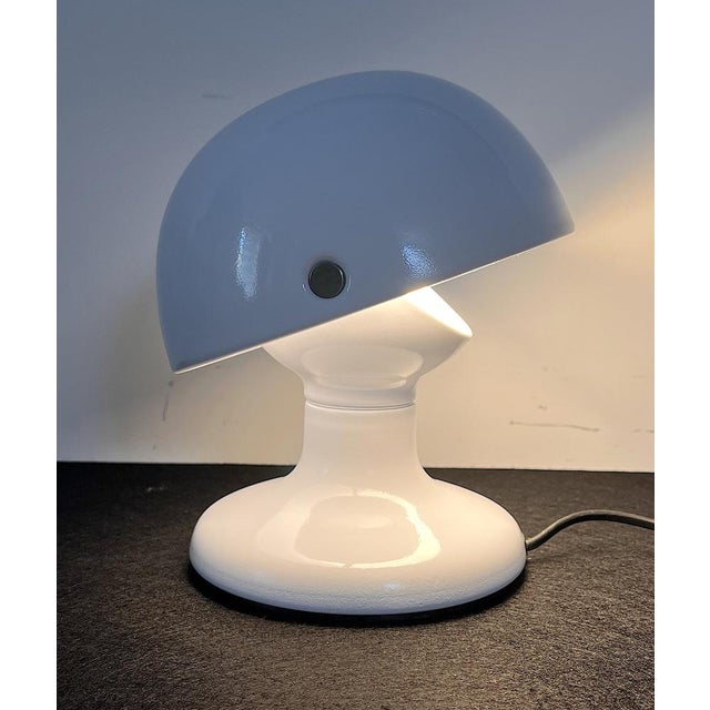 The Jucker table lamp incarnates and clearly explicit the spirit of the sixties and still today is a charismatic...