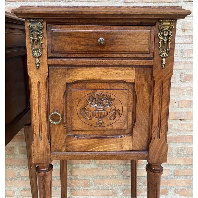French Louis XVI Style Bedside Tables in Walnut, 1920, Set of 2 For Sale - Image 4 of 12