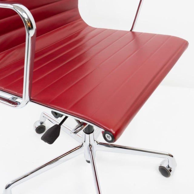Eames Alu Group Office Chair EA119 by Vitra For Sale - Image 9 of 14