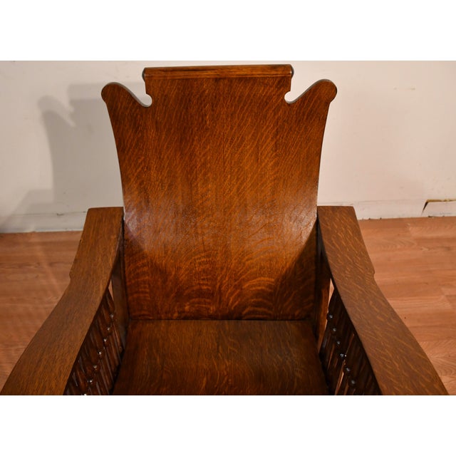 We are pleased to offer this beautiful antique Arts & crafts rocking chair, from the 1900s. This chair is made of tiger...