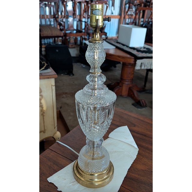 Discover this exquisite vintage table lamp crafted by the iconic Laurel Lamp Company, a hallmark of mid-century American...