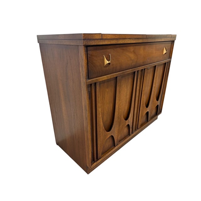 This iconic Mid-Century Modern Broyhill Brasilia walnut flip-top server showcases the sculptural design and timeless...