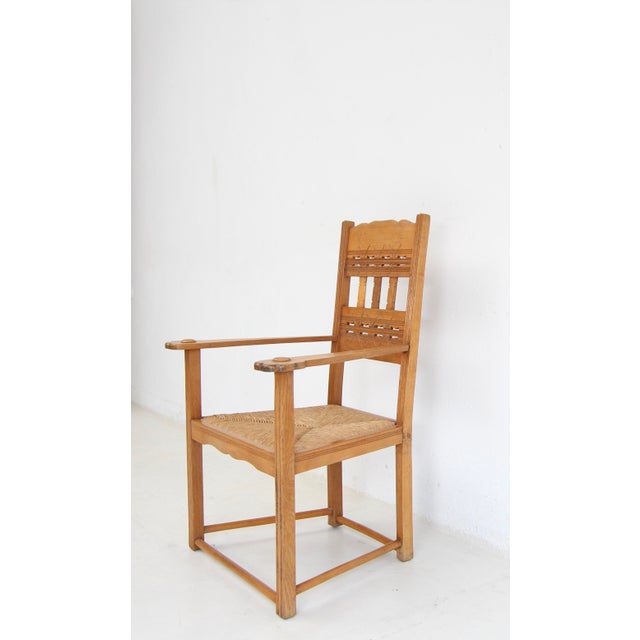 A Worpswede armchair from the 1910s/20s. Solidly crafted from oak with a removable rush-woven seat. Ready for everyday...