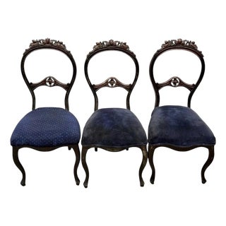 Early 20th Century Set of 3 Victorian Carved Balloon-Back Side Chairs For Sale