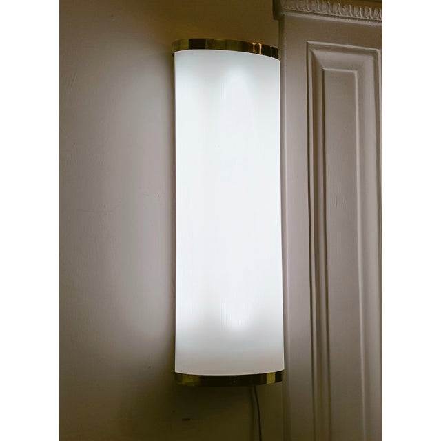 1960s Large Italian Wall Lamp in Acrylic and Brass from Stilnovo, 1960s For Sale - Image 5 of 7