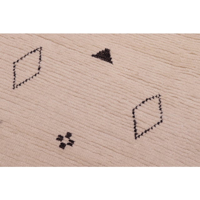1990s Boho Chic Beige/Brown High Low Wool Rug - 7'9'' X 10'5'' For Sale - Image 5 of 9