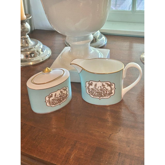 This English fine bone china sugar bowl and creamer hail from Fortnum & Mason’s St James collection, beautifully finished...