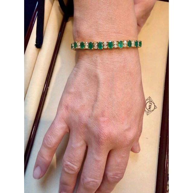 15 Carat Natural Emerald & 2.8 Carat Diamond Tennis Bracelet 14 Kt Yellow Gold For Sale - Image 12 of 18