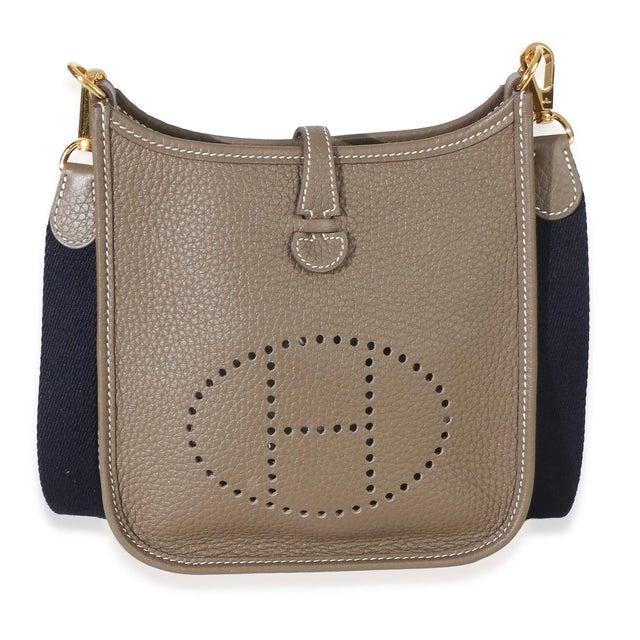 Designed in 1978 by Evelyne Bertrand, the Evelyne shoulder bag from Hermès has a distinctive aesthetic thanks to a...