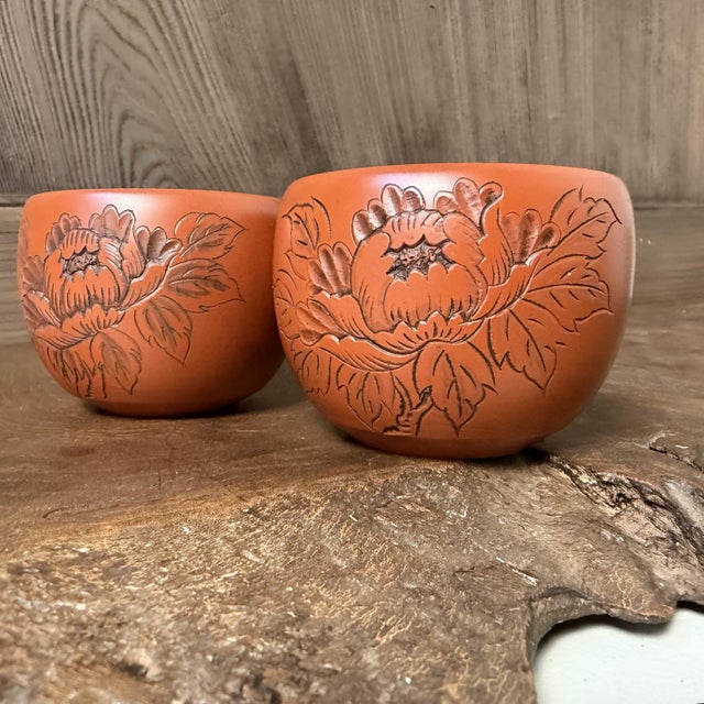 This set of five Tokoname-yaki yunomi is made from the iconic brick-red shudei clay and decorated with a delicate camellia...