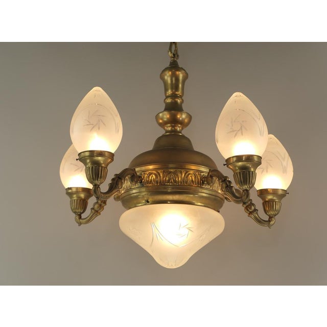 Chandelier with 5 light sources. The lamp is in its original condition, but has been rewired according to today's safety...