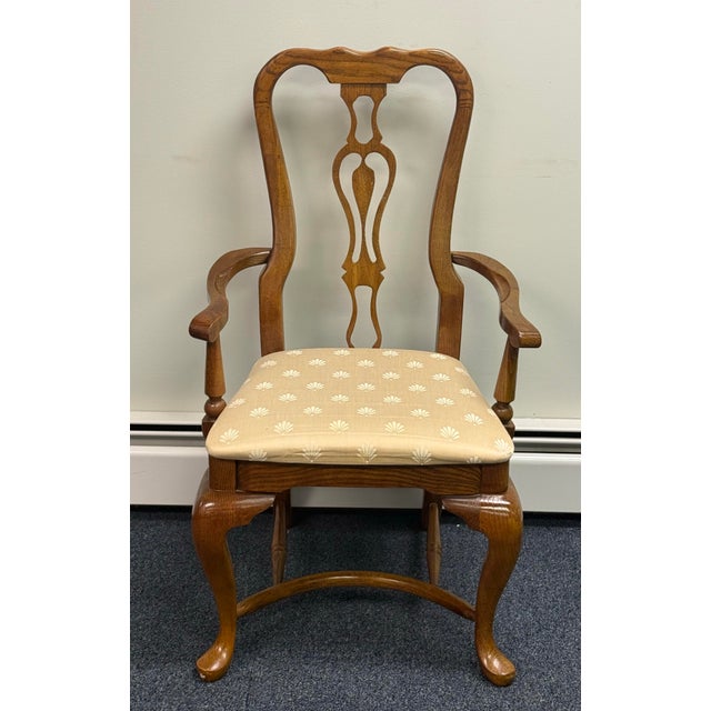 Beautiful set of 6 Georgian dining chairs by Kincaid. The backrests showcase an elegant, fluidly carved fiddle or vasiform...