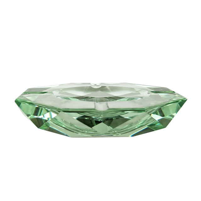 elegant ashtray in cut and faceted crystal. Very good condition: one very small imperfection as shown in the photo. This...