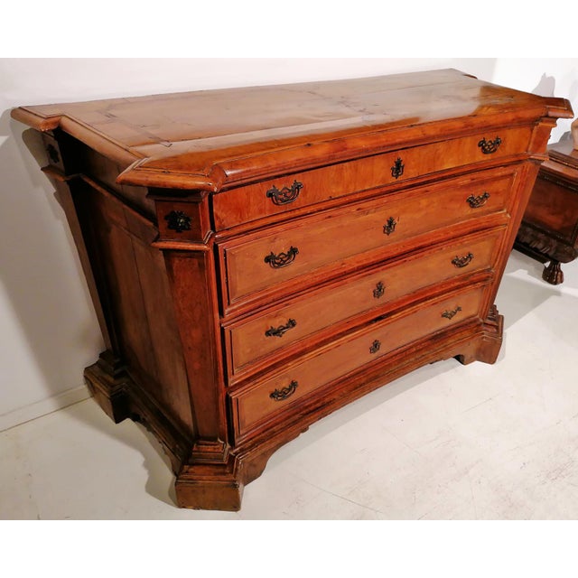 Rare and elegant Roman chest of drawers with beautiful and contained dimensions, veneered in cypress and inlaid in...