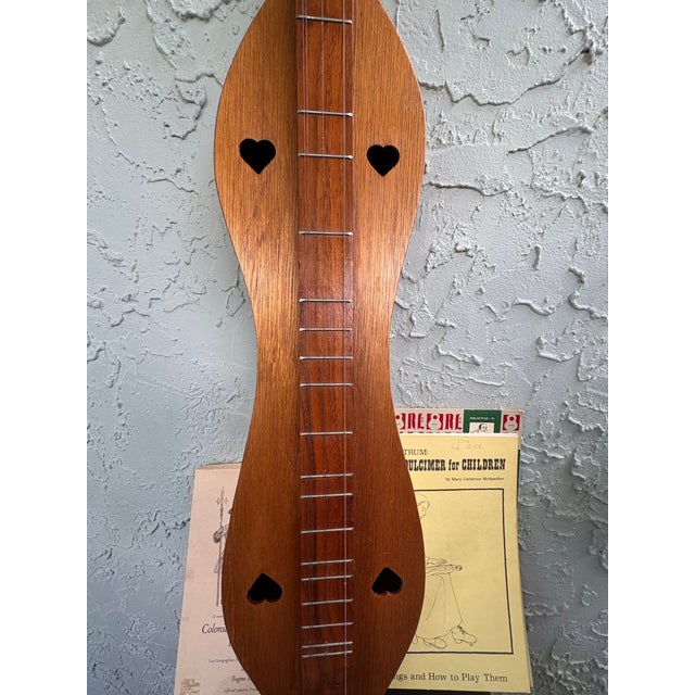 1980s Vintage Handmade Hourglass Mountain Dulcimer With Heart Cutouts & Music Books For Sale - Image 5 of 12