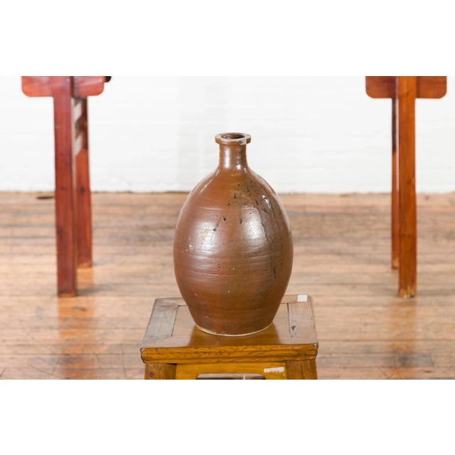 Japanese Taishō Period 1900s Tamba Tachikui Ware Brown Sake Jar with Drip Glaze For Sale - Image 9 of 12