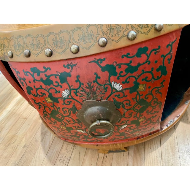 Early 20th Century 5 Piece Chinese Qing Red Coromandel Sake Barrel Drum Table and 4 Stools W/ Brass Ring For Sale - Image 9 of 12