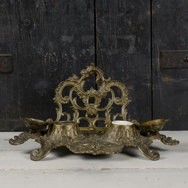 This refined brass desk set is an elegant example of antique craftsmanship, ideal for lovers of classic style and vintage...