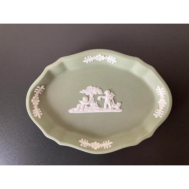A beautiful English Wedgwood Jasperware jewelry dish with Neoclassical design, mid 20th century England. Piece is matte...