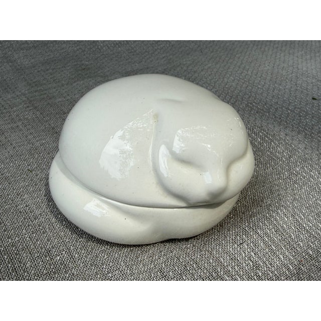 1977 Tiffany & Co Porcelain Sleeping Cat Trinket Box For Sale In New York - Image 6 of 12