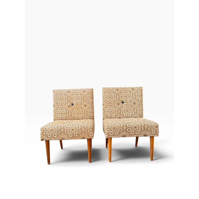 Pair of Hungarian Mid-Century Slipper Chairs by Kocséri MGTSZ | Original Swirl Pattern Fabric | Tapered Legs | 1970s For Sale - Image 4 of 16