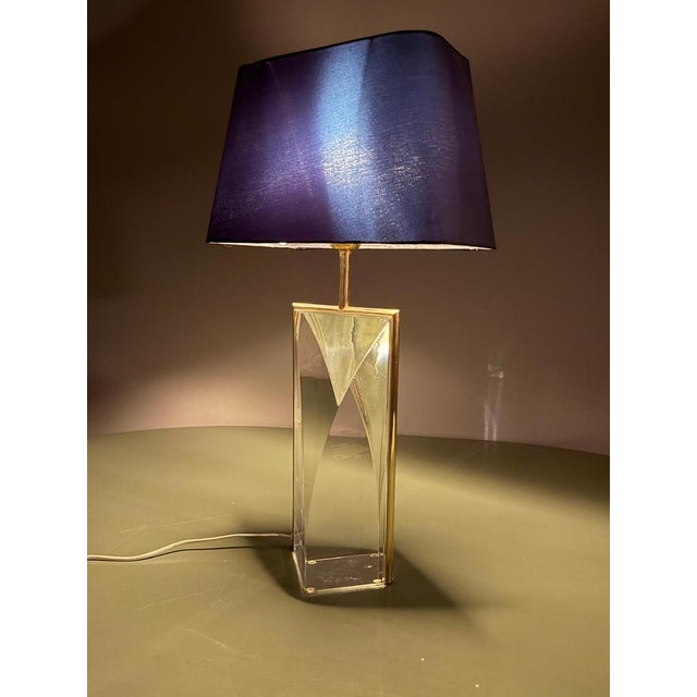 Large Mid-Century Hollywood Regency Acrylic Glass and Brass Table Lamp attributed to Maison Jansen, France, 1970s For Sale - Image 11 of 11