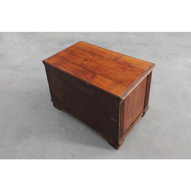 French Louis XVI Oak Commode with Fluted Corner Posts and Brass Handles, 1800 For Sale - Image 4 of 12
