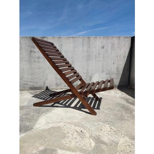 Elegant foldable slatted teak lounge chair. Ingenious system, well-proportioned design, excellent condition, solid,...