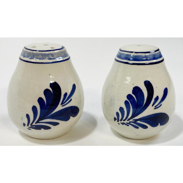 Ivory Vintage Traditional Hand-Painted Delft Ceramic Salt and Pepper Shakers in Tray - 3pcs For Sale - Image 8 of 10