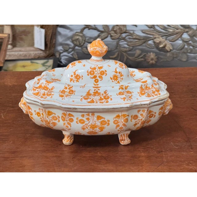 French Moustiers Faience Footed Tureen and Cover, C. 1760. For Sale - Image 3 of 10