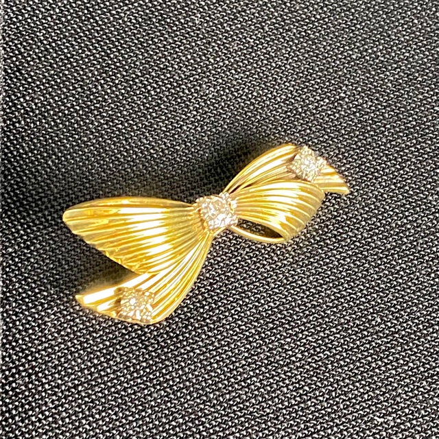 Tiffany and Co. Vintage Tiffany and Co. 14k Yellow Gold Diamond Bow Love Knot Brooch For Sale - Image 4 of 7