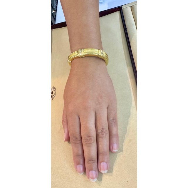 Judith Ripka Hinged Gold & Diamond Bangle Bracelet 18 KT Yellow Gold 66 Gm For Sale - Image 12 of 18