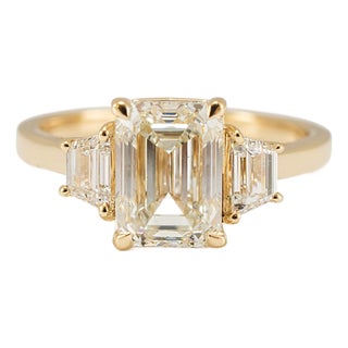 14k Yellow Gold Igi 3.03ctw Emerald Trapezoid Lab Grown Diamond Engagement Ring, Size 8 For Sale