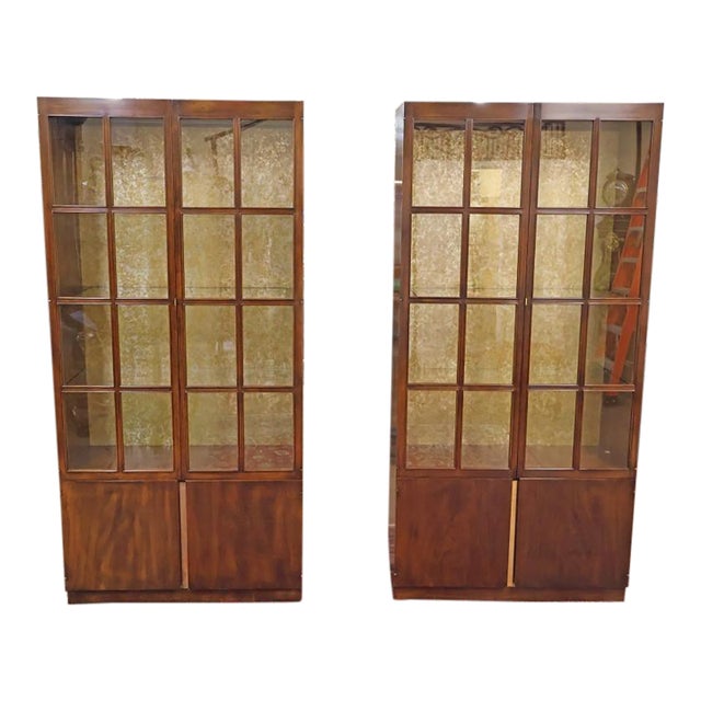 1970s Pair of John Widdicomb Mahogany Hollywood Regency China Display Cabinets For Sale
