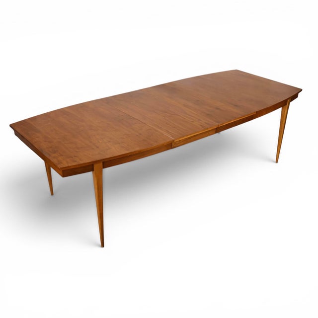 This 1960s Young Manufacturing dining table pairs a gently curved boat shaped top with the maker's clean, understated...