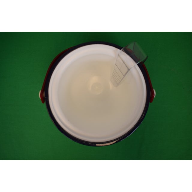 1980s Abercrombie & Fitch Nautical Signal Flags Navy Ice Bucket W/ Red Knob Lid & Handle W/ Tongs For Sale In New York - Image 6 of 6