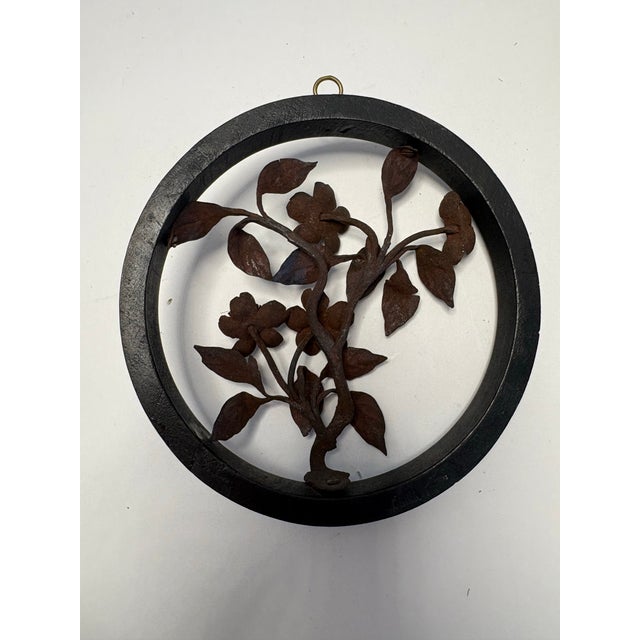 Mid-Century Modern Set of 2 Vintage Metal Botanical 5” Wall Hangings – Round Floral & Bamboo Wall Art (China) For Sale - Image 3 of 8
