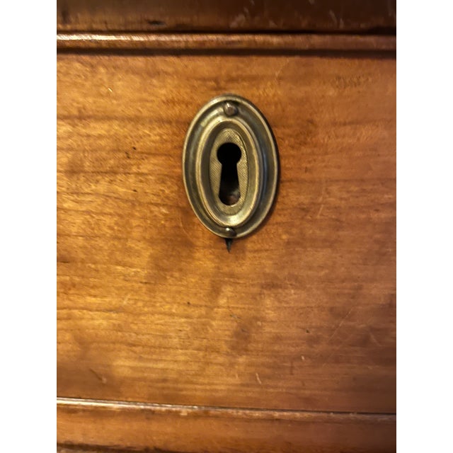 Early 19th Century Antique American Hepplewhite Bow Front Chest of Drawers — Tiger Maple, Original Thistle Brass Hardware, C. 1800 For Sale - Image 5 of 9