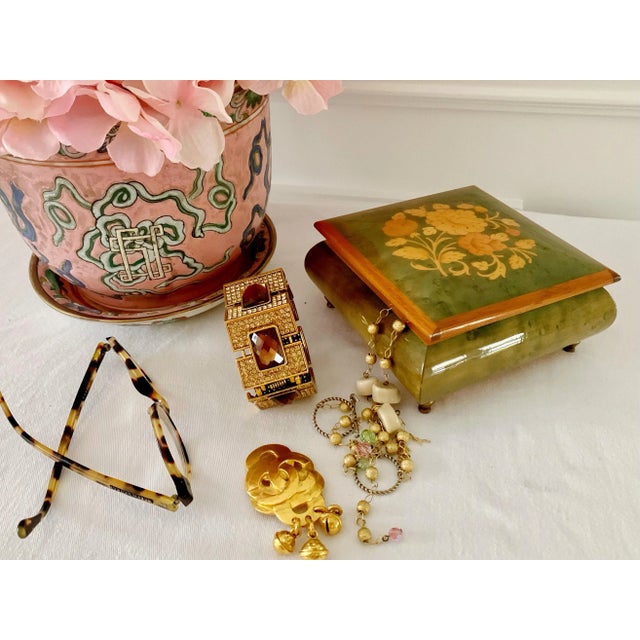 Pistachio Vintage Italian Burl Elm Marquetry Footed Jewelry Music Box “ Playing Memory “ With Reuge Swiss Movement For Sale - Image 8 of 13